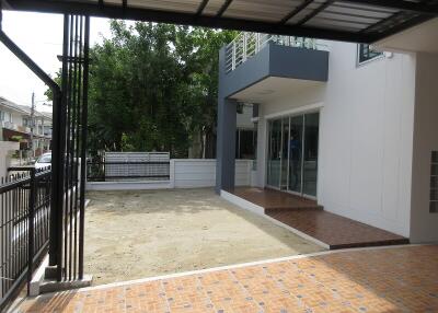 240 Sqm., 3 Beds, 2 Baths House listed for ฿ 3,913,000.