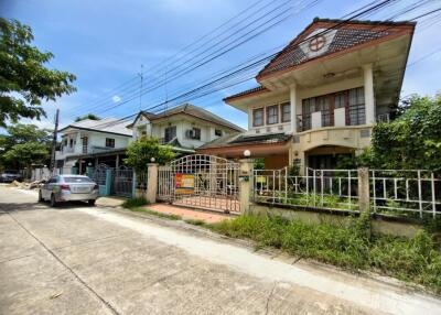 206 Sqm., 1 Bed, 1 Bath House listed for ฿ 3,675,000.