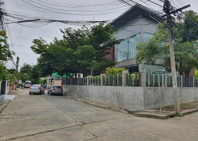 204 Sqm., 1 Bed, 1 Bath House listed for ฿ 3,675,000.