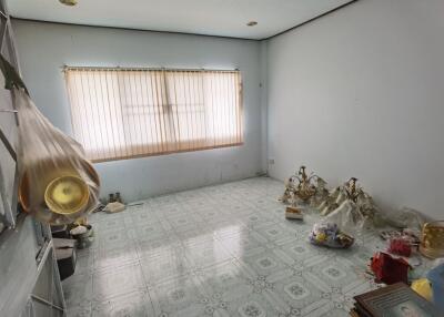 1,564 Sqm., 3 Beds, 1 Bath House listed for ฿ 2,631,000.