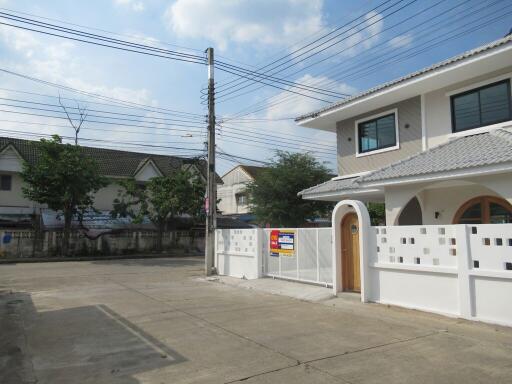 208 Sqm., 4 Beds, 2 Baths House listed for ฿ 2,583,000.