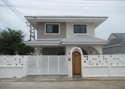 208 Sqm., 4 Beds, 2 Baths House listed for ฿ 2,583,000.