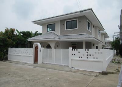 208 Sqm., 4 Beds, 2 Baths House listed for ฿ 2,583,000.