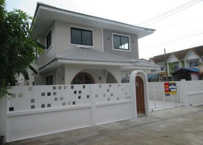 208 Sqm., 4 Beds, 2 Baths House listed for ฿ 2,583,000.