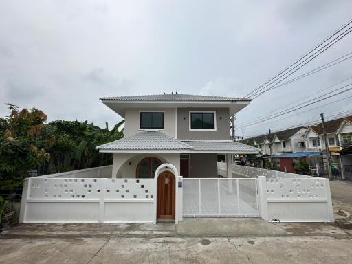 208 Sqm., 4 Beds, 2 Baths House listed for ฿ 2,583,000.