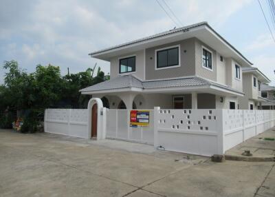 208 Sqm., 4 Beds, 2 Baths House listed for ฿ 2,583,000.