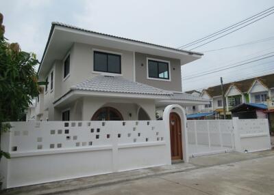 208 Sqm., 4 Beds, 2 Baths House listed for ฿ 2,583,000.