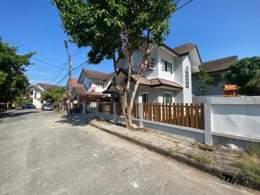 212 Sqm., 3 Beds, 1 Bath House listed for ฿ 2,573,000.