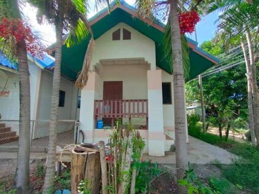 864 Sqm., 2 Beds, 1 Bath House listed for ฿ 2,408,000.