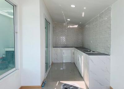 Modern streamlined kitchen with white marble design