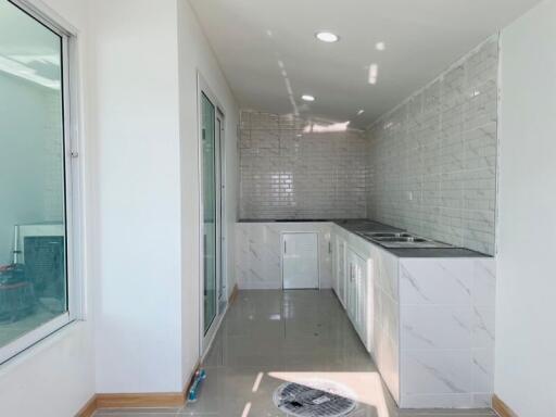 Modern streamlined kitchen with white marble design