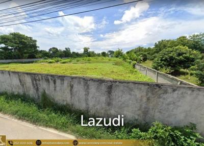 Sell ​​vacant land on the road Filled with a fence in the past.