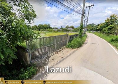 Sell ​​vacant land on the road Filled with a fence in the past.