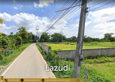 Sell ​​vacant land on the road Filled with a fence in the past.