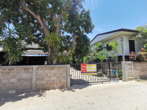 884 Sqm., 2 Beds, 1 Bath House listed for ฿ 619,000.
