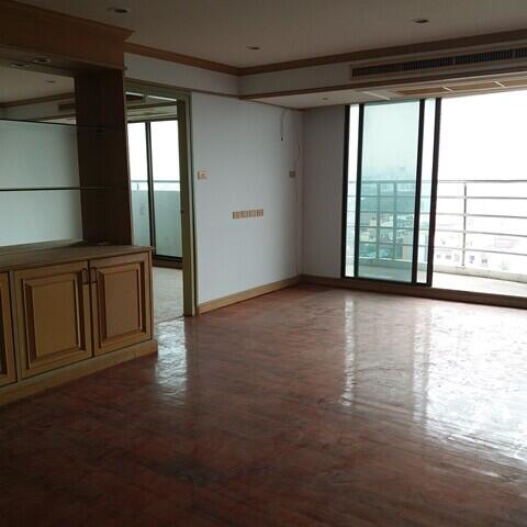 100 Sqm., 1 Bed, 1 Bath Condo listed for ฿ 3,371,000.