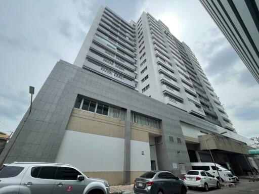 62 Sqm., 1 Bed, 1 Bath Condo listed for ฿ 2,116,000.
