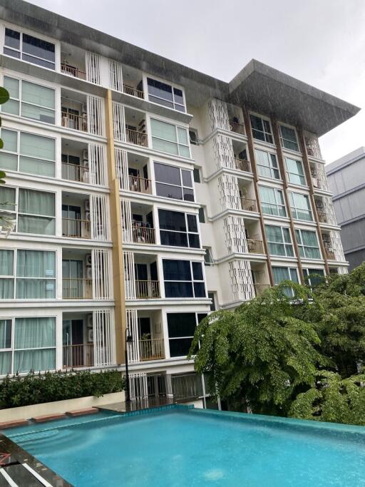 35 Sqm., 1 Bed, 1 Bath Condo listed for ฿ 2,053,000.