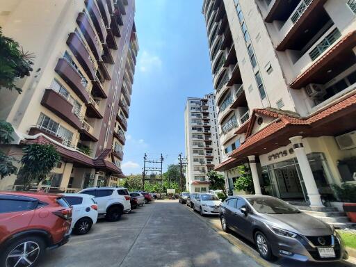 63 Sqm., 1 Bed, 1 Bath Condo listed for ฿ 1,453,000.
