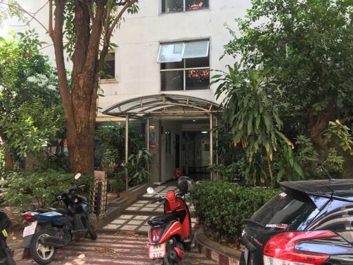 68 Sqm., 1 Bed, 1 Bath Condo listed for ฿ 1,127,000.