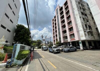 55 Sqm., 1 Bed, 1 Bath Condo listed for ฿ 941,000.