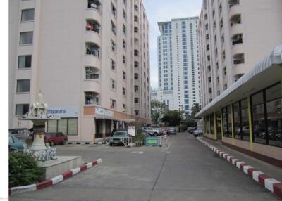 44 Sqm., 1 Bed, 1 Bath Condo listed for ฿ 932,000.