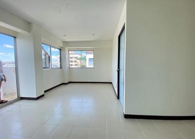 35 Sqm., 1 Bed, 1 Bath Condo listed for ฿ 811,000.