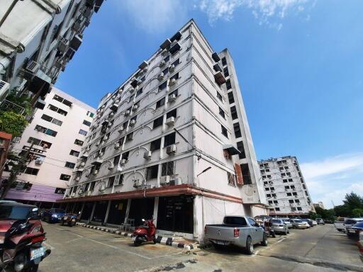 59 Sqm., 1 Bed, 1 Bath Condo listed for ฿ 905,000.