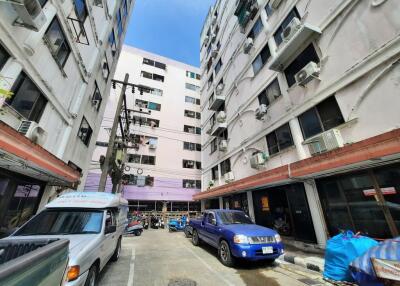 59 Sqm., 1 Bed, 1 Bath Condo listed for ฿ 905,000.