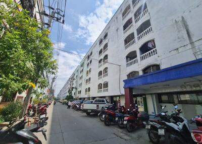 47 Sqm., 1 Bed, 1 Bath Condo listed for ฿ 894,000.