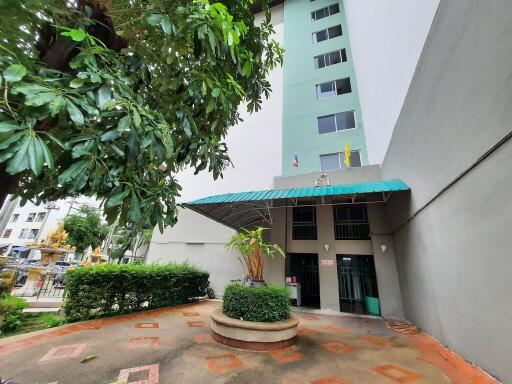 33 Sqm., 1 Bed, 1 Bath Condo listed for ฿ 735,000.