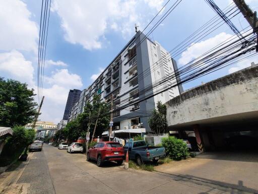 32 Sqm., 1 Bed, 1 Bath Condo listed for ฿ 798,000.