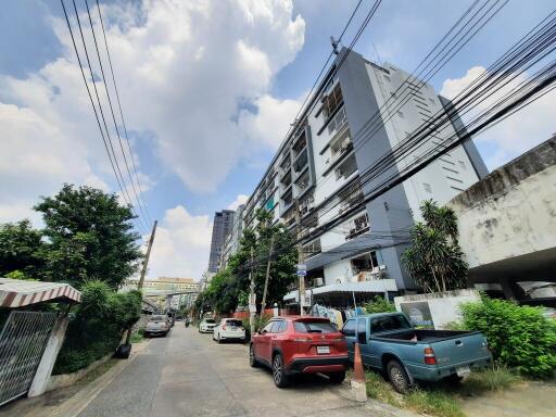 32 Sqm., 1 Bed, 1 Bath Condo listed for ฿ 798,000.