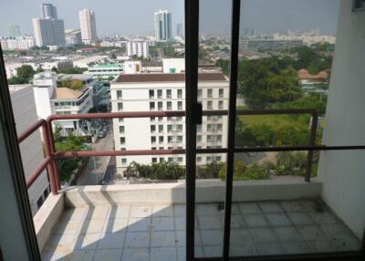 34 Sqm., 1 Bed, 1 Bath Condo listed for ฿ 712,000.