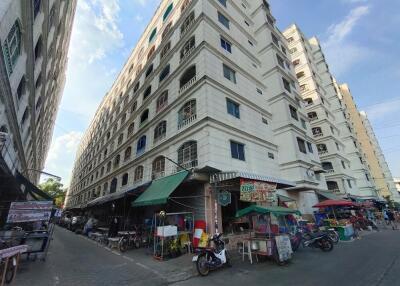 51 Sqm., 1 Bed, 1 Bath Condo listed for ฿ 582,000.