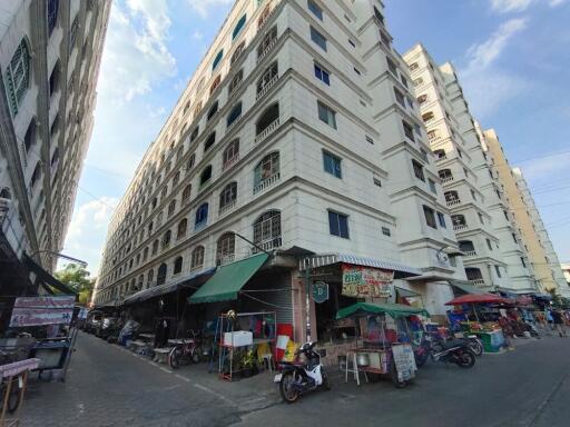 51 Sqm., 1 Bed, 1 Bath Condo listed for ฿ 582,000.