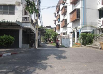 33 Sqm., 1 Bed, 1 Bath Condo listed for ฿ 460,000.
