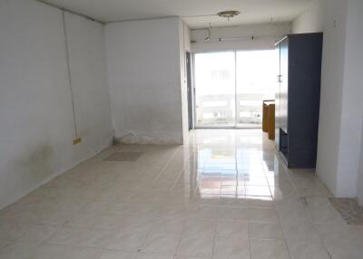 32 Sqm., 1 Bed, 1 Bath Condo listed for ฿ 495,000.