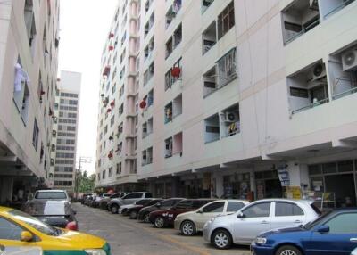 42 Sqm., 1 Bed, 1 Bath Condo listed for ฿ 440,000.