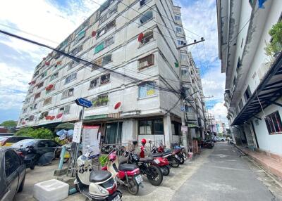 32 Sqm., 1 Bed, 1 Bath Condo listed for ฿ 447,000.