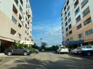 33 Sqm., 1 Bed, 1 Bath Condo listed for ฿ 439,000.
