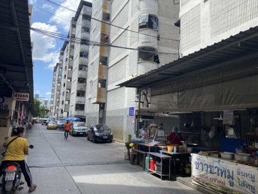 32 Sqm., 1 Bed, 1 Bath Condo listed for ฿ 382,000.