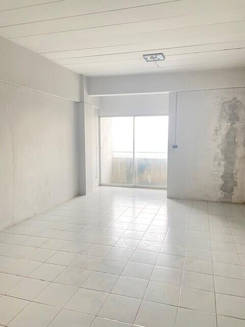 31 Sqm., 1 Bed, 1 Bath Condo listed for ฿ 350,000.