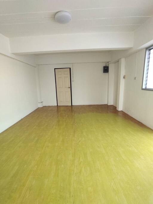 35 Sqm., 1 Bed, 1 Bath Condo listed for ฿ 334,000.