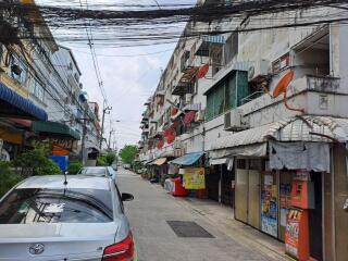 32 Sqm., 1 Bed, 1 Bath Condo listed for ฿ 298,000.