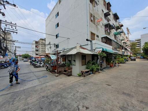 32 Sqm., 1 Bed, 1 Bath Condo listed for ฿ 298,000.