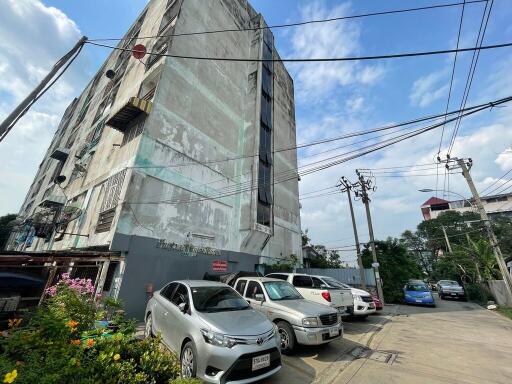 28 Sqm., 1 Bed, 1 Bath Condo listed for ฿ 298,000.