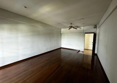 32 Sqm., 1 Bed, 1 Bath Condo listed for ฿ 242,000.