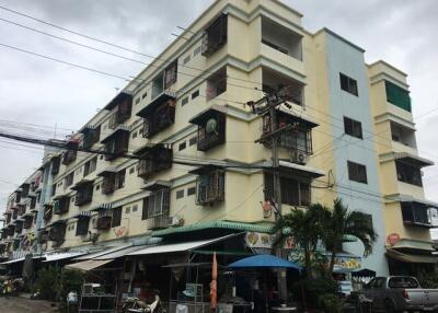 32 Sqm., 1 Bed, 1 Bath Condo listed for ฿ 215,000.