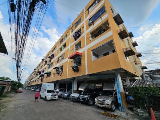 27 Sqm., 1 Bed, 1 Bath Condo listed for ฿ 230,000.